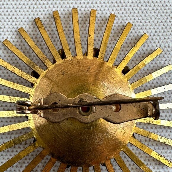 Vintage 1930s Brass Sunburst Brooch with Red Rhinestone Center 2" C Clasp - Picture 8 of 8